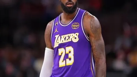 拉文狂砍42分高效表现，19投16中，附赠3板2助